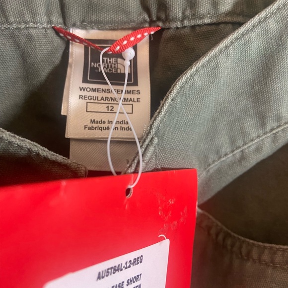 NWT The North Face at ease shorts Anchorage Green. Size 12. - Picture 4 of 5